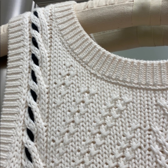 Sleeveless Sweater Top - Picture 2 of 4